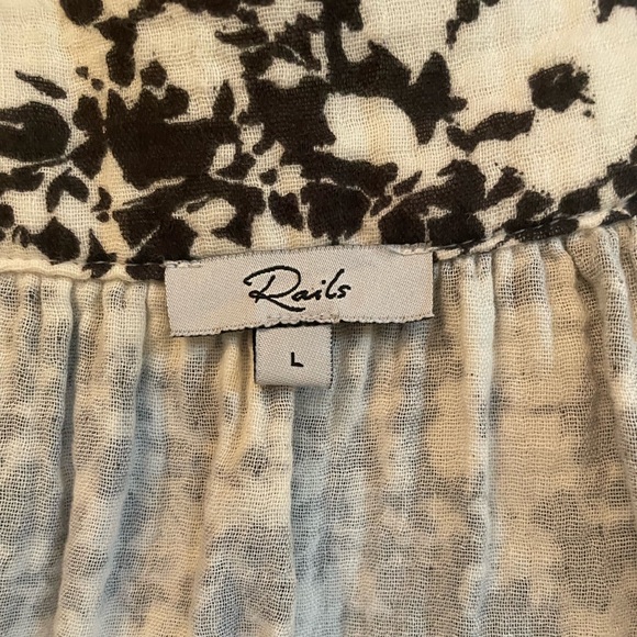 Rails Magnolia 🌺Cameo Print Black & White Button Flutter Sleeve Top in L - Picture 5 of 9